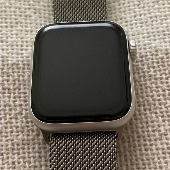 Apple Watch SE 40MM with Silver Milanese Band and White Sport Band - Picture 2 of 7